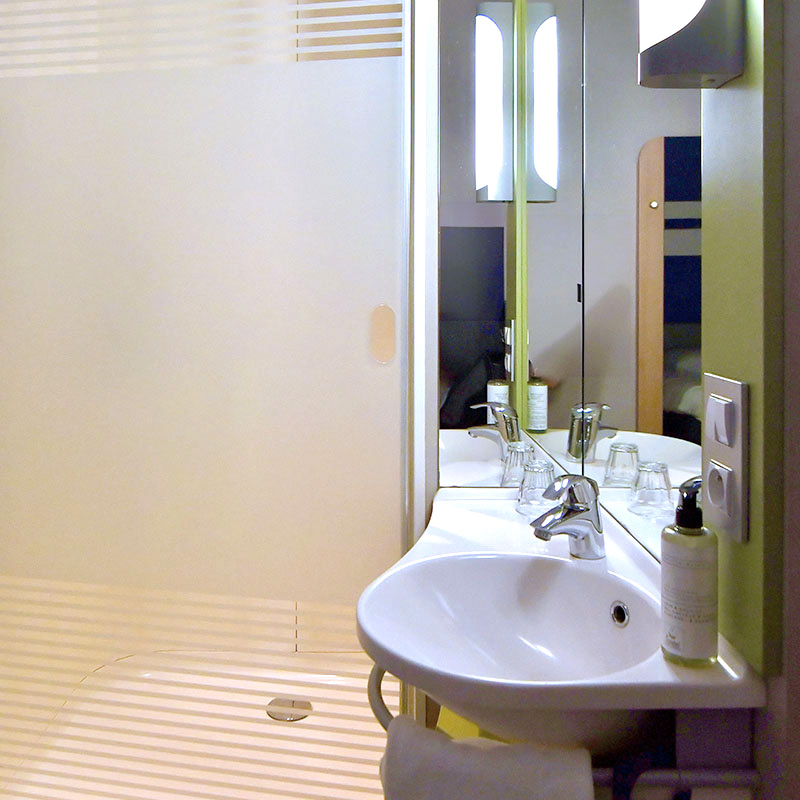 salle d'eau de la chambre Twin de l'h&ocirc;tel Ibis Budget Brest Centre Port
